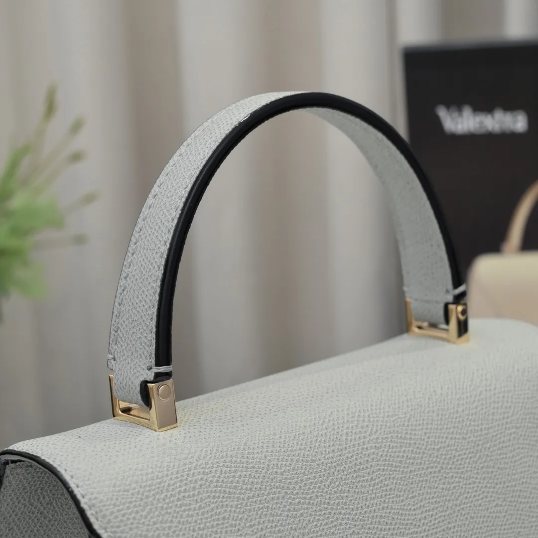 Valextra, the name of Italy's beloved horse, Iside is Val. One of extra's most iconic designs. There is no obvious logo, but the simple collective line design is very recognizable, full of architectural art, and shows a capable and intellectual style. It is made of imported palm-print lining cowhide, with up to five stitches of handwork, and the shiny oil edges test the skill of the craftsman. Large size: 26cm model 6627#
